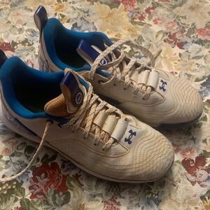Under Armour Harper 7 baseball cleats. Used size  6 youth
